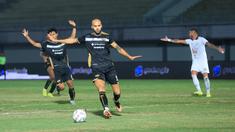 Pemain Dewa United, Risto Mitrevski, membiarkan bola keluar lapangan setelah pemain PSS Sleman salah memberikan umpan pada laga pekan ke-15 BRI Liga 1 di Stadion Indomilk Arena, Tangerang, Jumat (6/10/2023). Dewa United menang dengan skor 3-1. (Bola.com/M. Iqbal Ichsan)