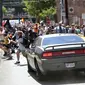 Sebuah sedan hendak menabrak kerumunan demonstran di Charlottesville, Virginia (AP)