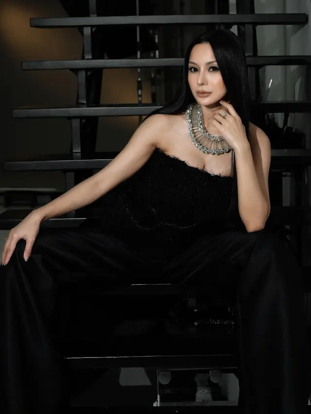 Kirana Larasati Tampil Memukau dengan Bold Smokey Eye di Pemotretan Miss Universe