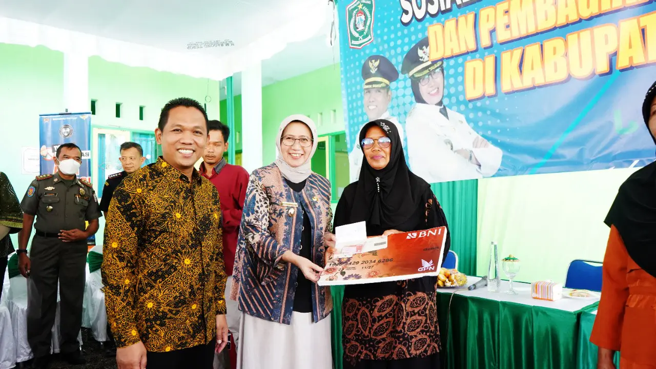 Bupati Lumajang Thoriqul Haq (kiri) bersama Wakil Bupati Lumajang  Indah Amperawati menghadiri penyerahan penyaluran dana BLT DBHCHT tahap akhir di Kecamatan Kunir Lumajang. (Istimewa)