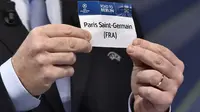 Gianni Infantino tunjukkan nama PSG yang jumpa Chelsea di babak 16 besar (FABRICE COFFRINI / AFP)