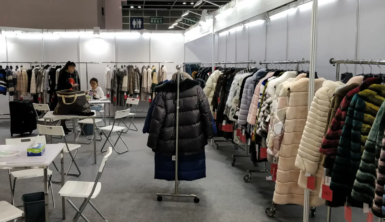 Pelanggan melihat-lihat pakaian yang terbuat dari bulu binatang di Hong Kong International Fur and Fashion Fair di Hong Kong, Sabtu (24/2). (VIVEK PRAKASH/AFP)