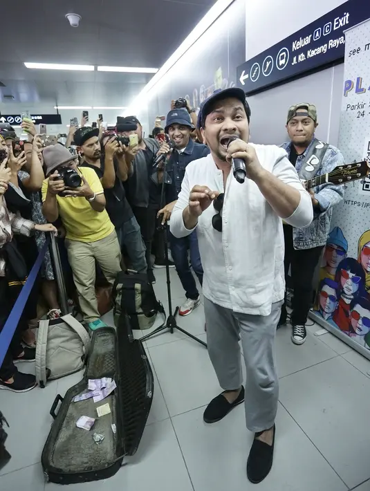 Tompi dan Glenn Fredly Ngamen