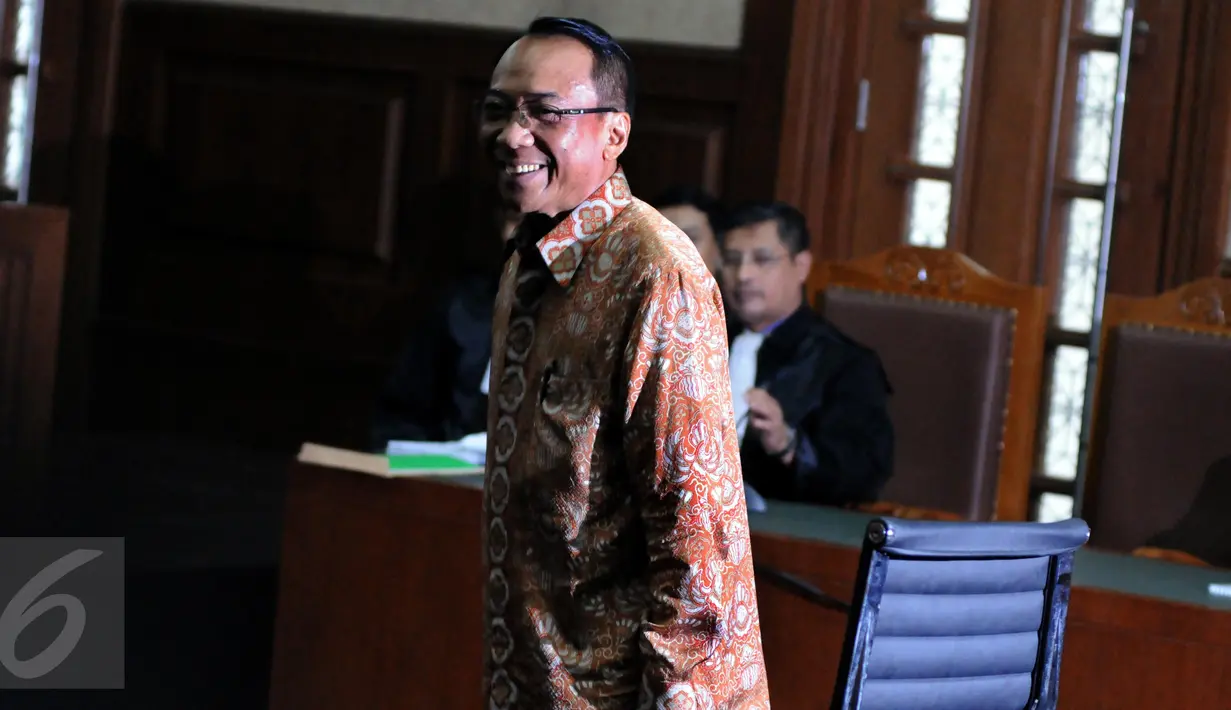 Mantan Menteri ESDM Jero Wacik  bersiap menjalani sidang pemeriksaan terdakwa di Pengadilan Tipikor, Jakarta, Senin (11/1). Terdakwa perkara korupsi DOM itu ingin JK dihadirkan sebagai saksi meringankan dalam persidangan. (Liputan6.com/Helmi Afandi)