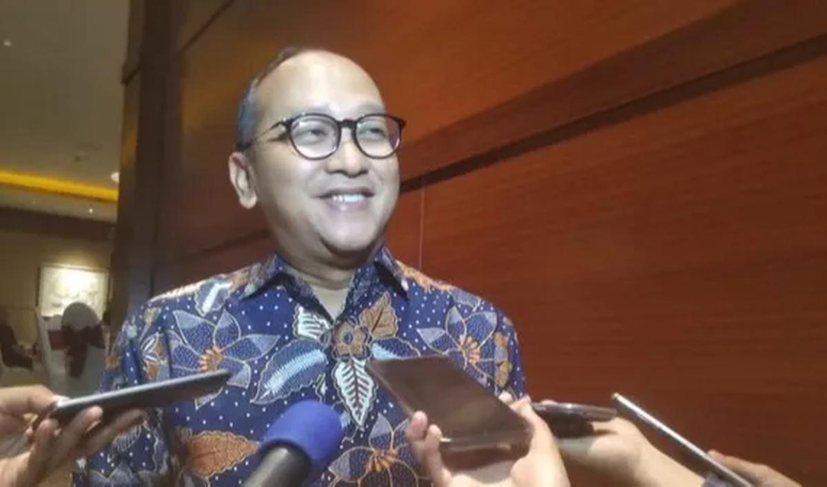 Pria bernama lengkap Rosan Perkasa Roeslani terpantau tiba di Kantor Kementerian BUMN tak lama usai dilantik.