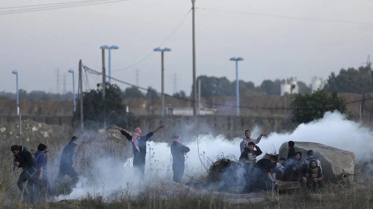 Sejumlah warga Palestina dalam bentrokan dengan aparat keamanan Israel yang berlangsung di Gaza pada 9 Desember 2017.  (AP Photo/ Khalil Hamra)