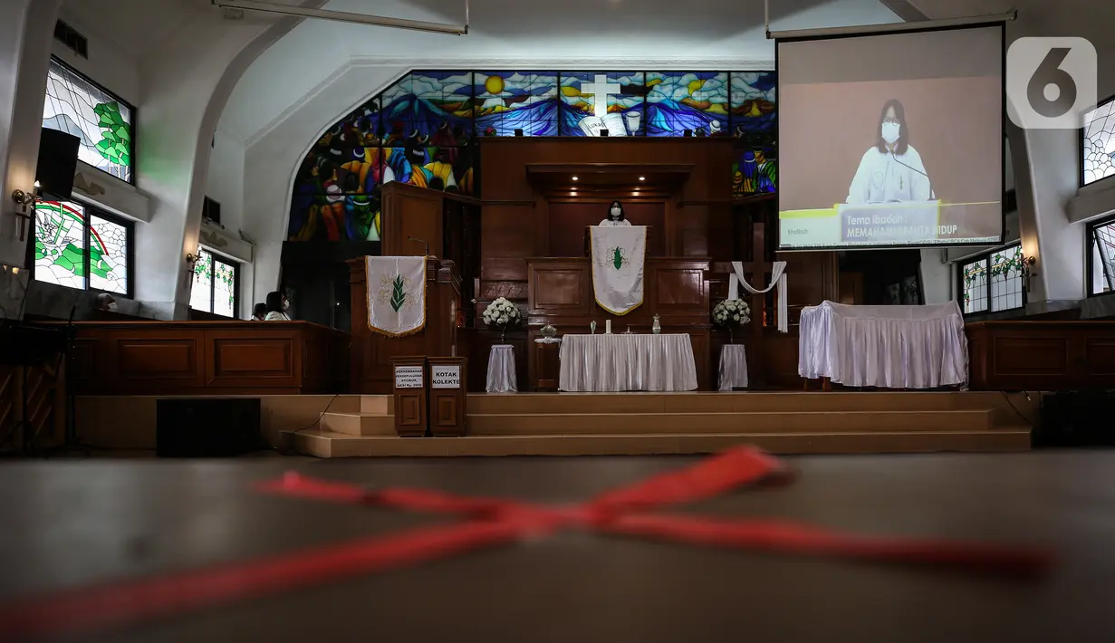 Pendeta memimpin ibadah Paskah di tengah pandemi COVID-19 di Gereja Protestan Indonesia bagian Barat (GPIB) Effatha, Minggu (4/4/2021). Ibadah rangkaian Paskah tersebut digelar secara daring dengan tetap menerapkan protokol kesehatan. (Liputan6.com/Johan Tallo)