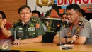 Kapuspen TNI Mayjend Fuad Basya (kiri) memberikan keterangan terkait insiden kerusuhan di Tolikara, di Mabes Polri, Jakarta, Rabu (22/7/2015). Fuad berharap masyarakat jangan mudah terprovokasi. (Liputan6.com/Yoppy Renato)