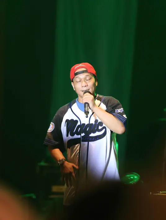 Tampil dengan topi merah yang ‘eye catching’ serta kaos ala rapper, Iwa K membawakan hits 'Nombok Dong', 'Ku Ingin Kembali' dan 'Malam Ini Indah' di malam minggu yang indah tersebut. (Nurwahyunan/Bintang.com)