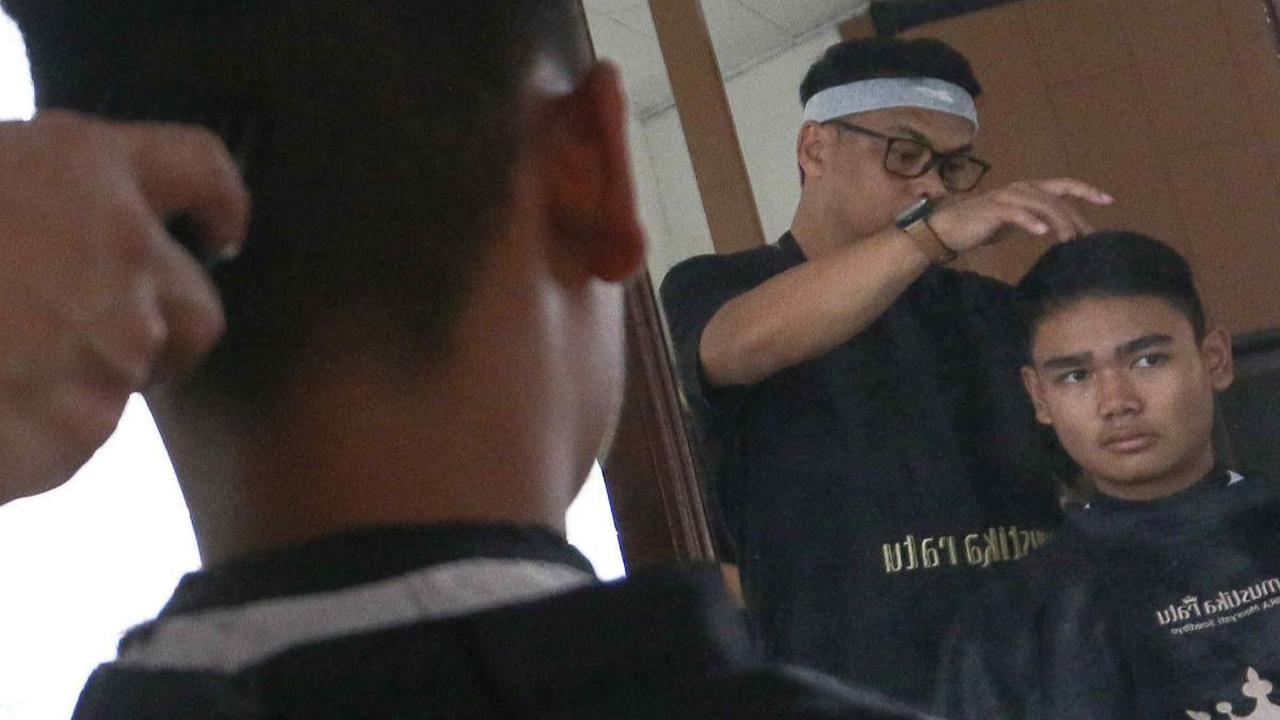 Di sela latihan tersebut, para calon anggota Paskibraka ini juga mengikuti prosesi potong rambut.&nbsp;Foto: Liputan6.com/Herman Zakharia