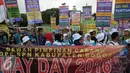 Peringatan May Day atau Hari Buruh diwarnai unjuk rasa di depan gedung DPR, Jakarta, Minggu (1/5). Beragam poster dengan aneka tuntutan menghiasi aksi May Day 2016. (Liputan6.com/Helmi Afandi)