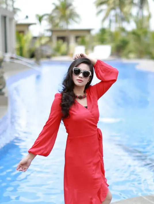 Fitri Carlina memang terkenal sebagai pedangdut modis. Seperti ini, gayanya saat liburan, tidak terlalu glamor, tapi tetap modis dengan dress berwarna merah. (Liputan6.com/IG/@fitricarlina)