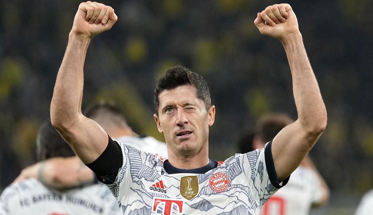 Harapan yang mulai tumbuh di pihak Borussia Dortmund akhirnya dipatahkan oleh Robert Lewandwoski. Memanfaatkan blunder Manuel Akanji di menit ke-74, Lewandowski berhasil memaksa kiper Gregor Kobel untuk memungut bola dari dalam gawangnya. (Foto: AP/Martin Meissner)