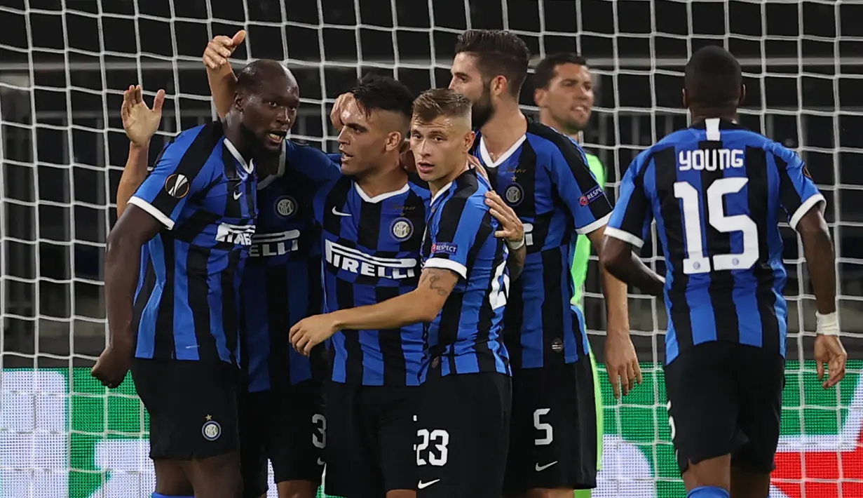 Pemain Inter Milan merayakan gol yang dicetak Romelu Lukaku ke gawang Getafe pada laga 16 besar Liga Europa 2019/2020 di Veltins Arena, Kamis (6/8/2020) dini hari WIB. Inter Milan menang 2-0 atas Getafe. (AFP/Lars Baron/various sources)