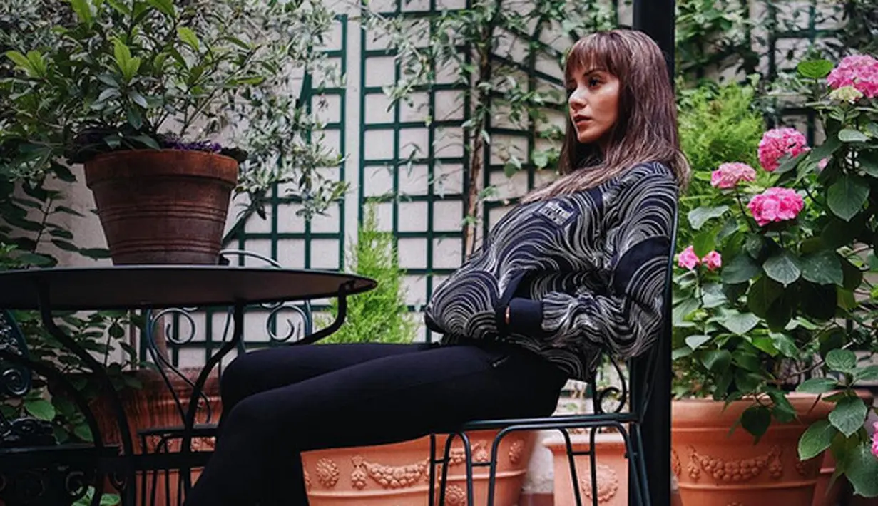 Dua tahun lebih membina rumah tangga, akhirnya pernikahan Kirana Larasati berakhir di Pengadilan Agama Jakarta Selatan pada Kamis (13/7/2017). Keributan terus menerus hingga akhirnya Kirana memutuskan untuk bercerai dengan Tama. (Instagram/kiranalarasati)