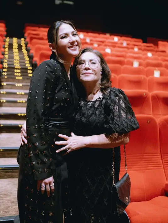 Dari lajang hingga kini segera menikah, Jane selalu setia dampingi Jessica Mila di setiap kondisi dan dalam perjalanan kariernya.  [Foto: IG/jscmila/janemagdalenabaker].