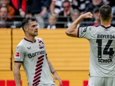 Pemain Bayer Leverkusen, Patrik Schick, melakukan selebrasi setelah mencetak gol ke gawang Eintracht Frankfurt pada laga Liga Jerman di Stadion Deutsche Bank Park, Senin (6/5/2024). Leverkusen menang dengan skor telak 5-1. (AP Photo/Michael Probst)