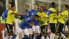 Carlos Bacca mendorong Neymar. (AP Photo/Ricardo Mazalan)