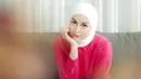 Tampaknya perempuan yang satu ini memang menyenangi warna-warna cerah. Tidak hanya diaplikasikan sebagai lipstik, Nina Zatulini juga tidak takut mengenakan busana merah muda, yang dipadunya dengan celana dan hijab putih, serta nuansa makeup yang natural. Foto: Instagram.