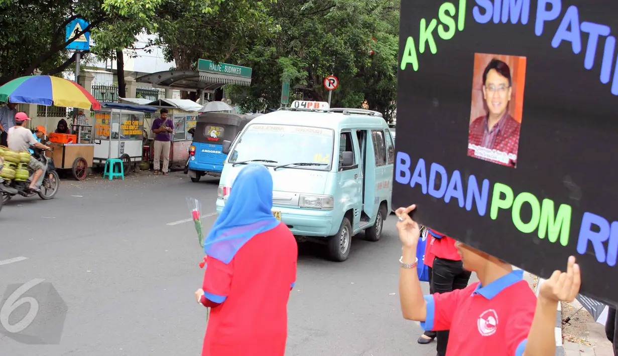 BPOM RI melakukan aksi simpatik di jalan Percetakan Negara  dengan membagikan bunga kepada para pengguna jalan, Jakarta, Senin (1/6/2015). Kampaye ini dalam dukungan Gerakan Nasional Waspada Obat dan Makanan ilegal. (Liputan6.com/Helmi Afandi)