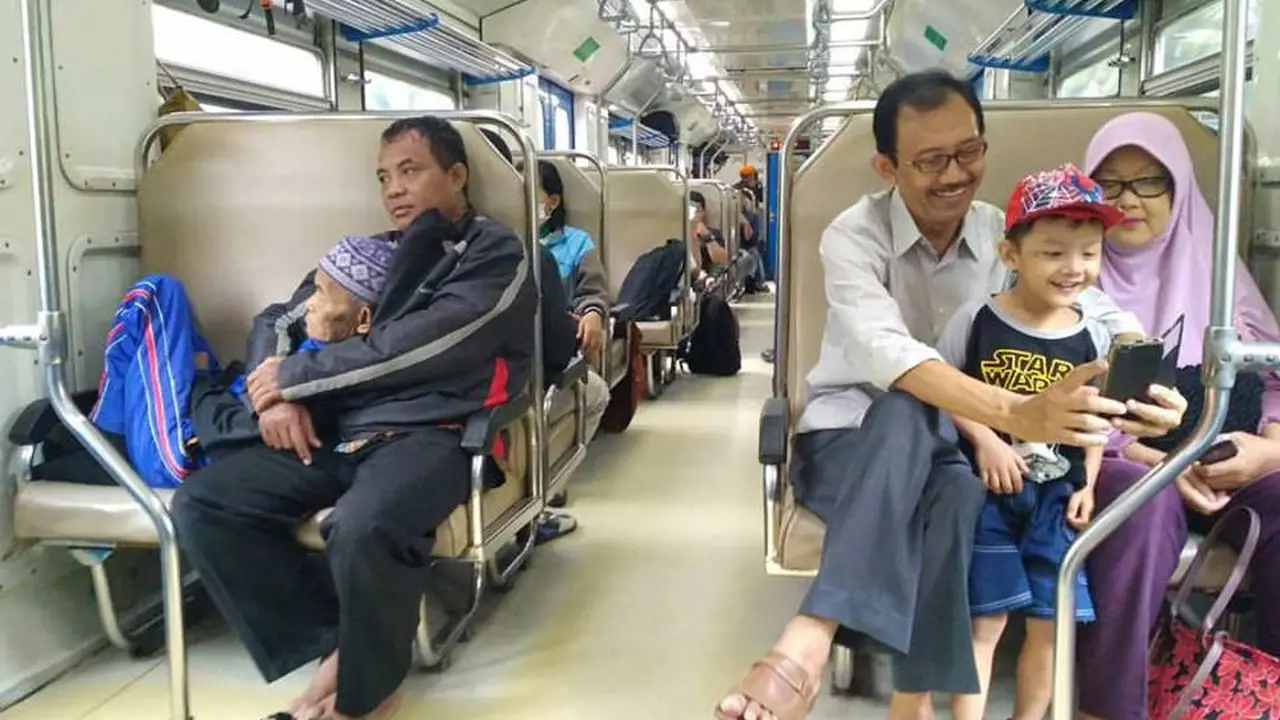 [Bintang] Fokus ke Foto Bapak Sebelah Kiri, Ribuan Netizen Menangis Terharu