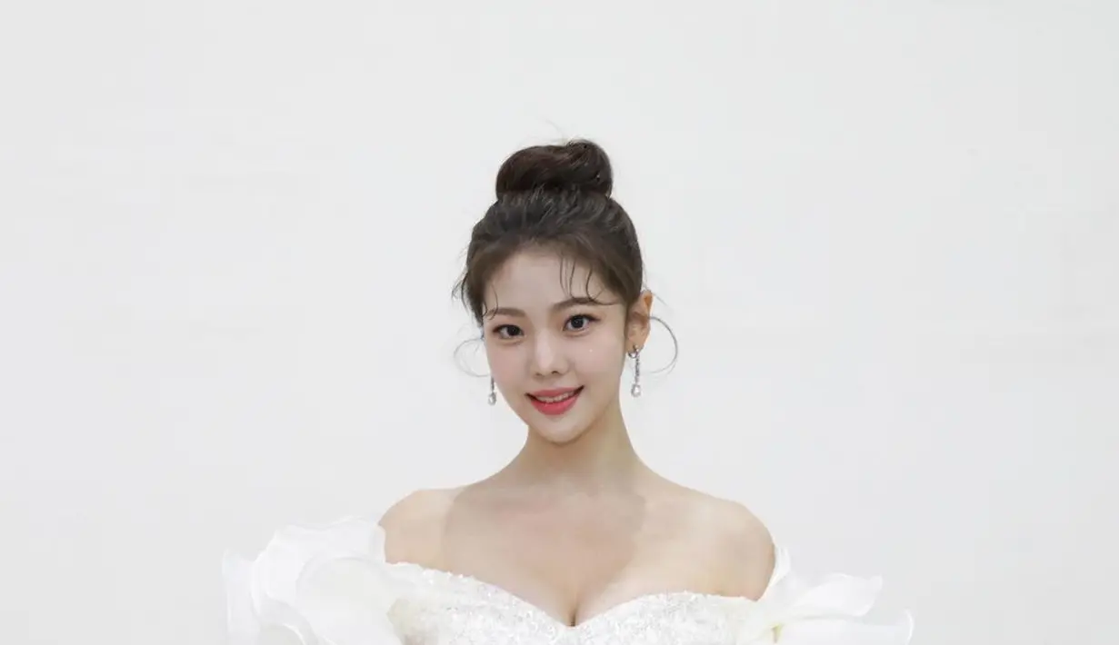 Min Ji tampil bak seorang pengantin dengan off-the-shoulder dress berwarna putih yang super cantik. Dandanan dan tatanan rambutnya juga semakin membuat penampilan Min Ji terlihat flawless. [Foto: Instagram/joymingzi_]