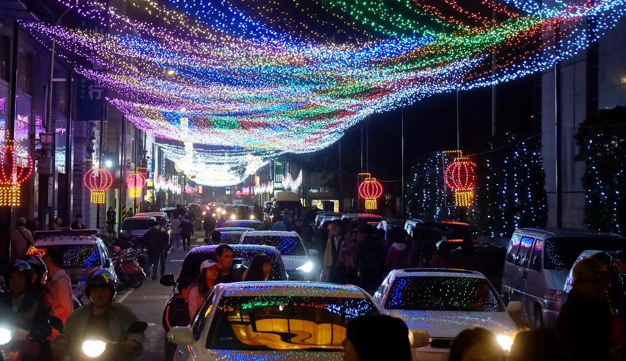 Sebuah instalasi lampu terbentang sepanjang jalan saat Festival Lentera di Taipei (24/2). Dalam Festival Lentera ini sejumlah kesenian dan hiburan ditampilkan untuk menghibur warga setempat dan wisatawan. (AFP/Sam Yeh)