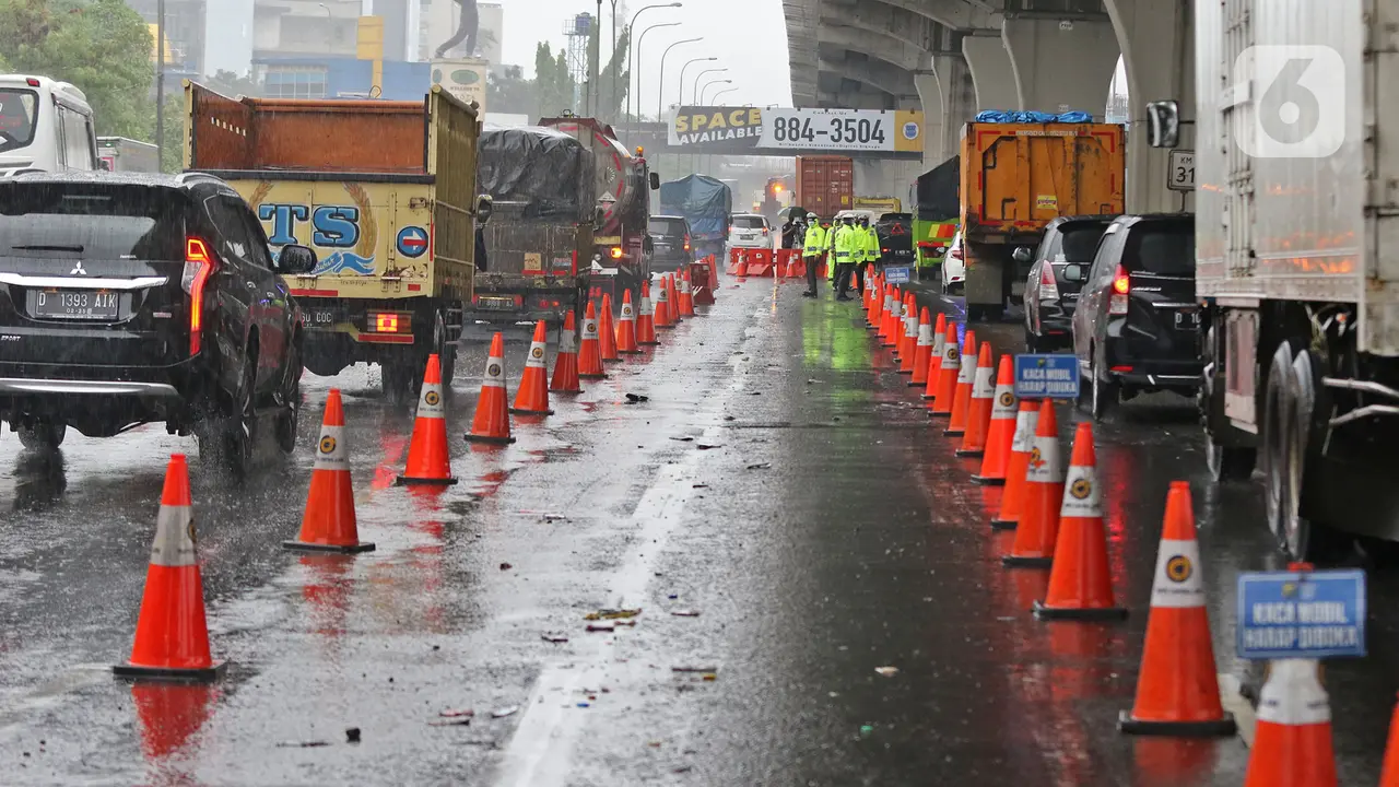 H-6 Lebaran, Puluhan Kendaraan di Tol Cikarang Barat Langgar Larangan Mudik