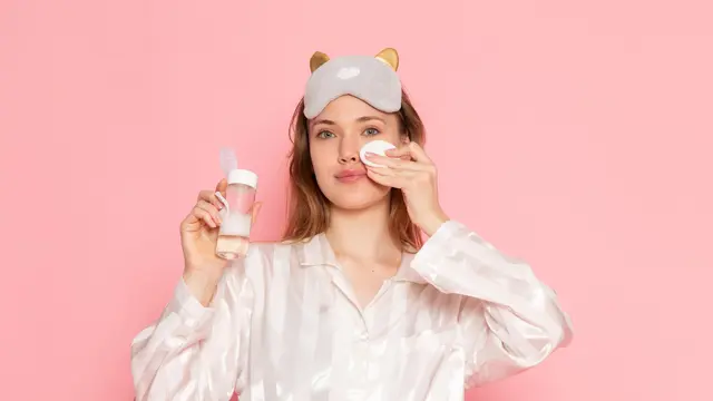 Ilustrasi membersihkan makeup