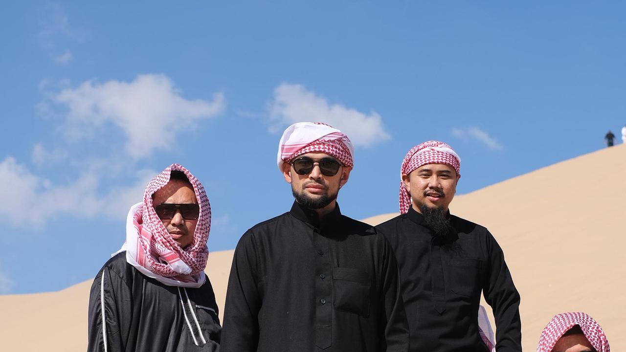 7 Potret Teuku Wisnu, Rizal Armada Hingga Arie Untung Foto Bareng di Gurun - Pakai Sorban, Bak Boyband Bikin Cover Album