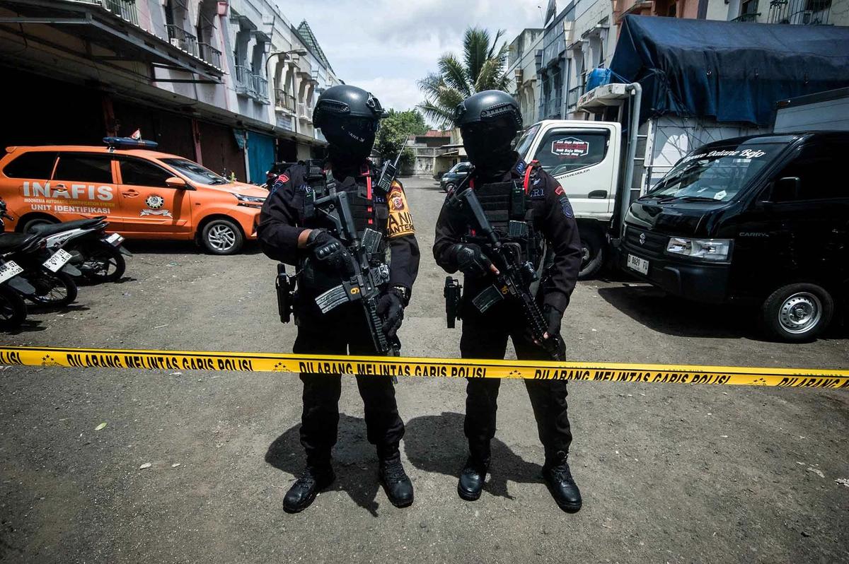 FOTO: Polisi Selidiki Benda Mencurigakan di Depan Gereja GKPS Bandung