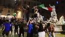 Suporter merayakan kemenangan Italia atas Inggris pada pertandingan final Euro 2020 di Roma, Italia, Senin (12/7/2021). Italia menjuarai Euro 2020 usai mengalahkan Inggris lewat drama adu penalti pada pertandingan final. (AP Photo/Gregorio Borgia)