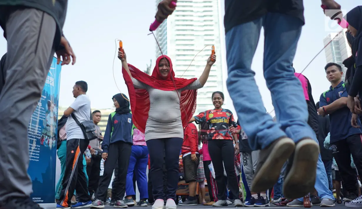 Pengunjung Car Free Day mencoba olahraga lompat tali atau jumping rope bersama komunitas penggerak olahraga di kawasan Bundaran Hotel Indonesia, Minggu (30/6/2019). Kegiatan tersebut dalam rangka mengajak masyarakat untuk hidup sehat dengan berolahraga. (Liputan6.com/Immanuel Antonius)