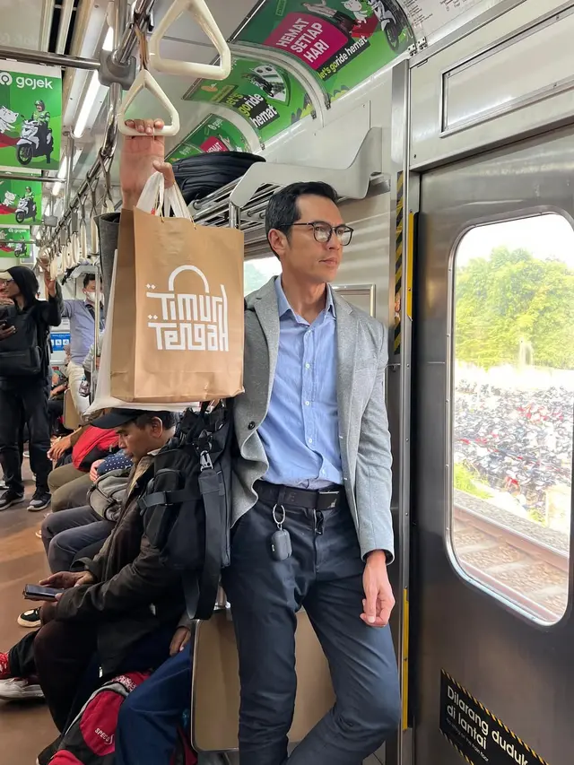 6 Gaya Adrian Maulana Saat Naik Transportasi Umum, Tetap Rapi dan Elegan
