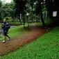 Seorang warga memanfaatkan area untuk berolahraga di Taman Langsat, Kebayoran Baru, Jakarta Selatan, Kamis (06/03/14). (Liputan6.com/Andrian Martinus Tunay)