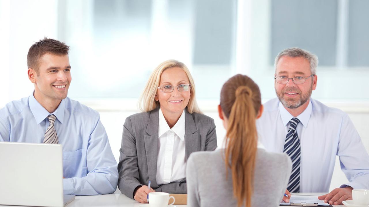 Baru Lulus Kuliah? Ini 5 Taktik Cerdas Taklukan Wawancara Kerja