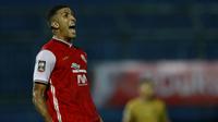 Bek Persija Jakarta, Yann Motta merayakan kemenangan 2-1 atas Bhayangkara Solo FC usai berakhirnya laga matchday ke-3 Grup B Piala Menpora 2021 di Stadion Kanjuruhan, Malang, Rabu (31/3/2021). (Bola.com/M Iqbal Ichsan)