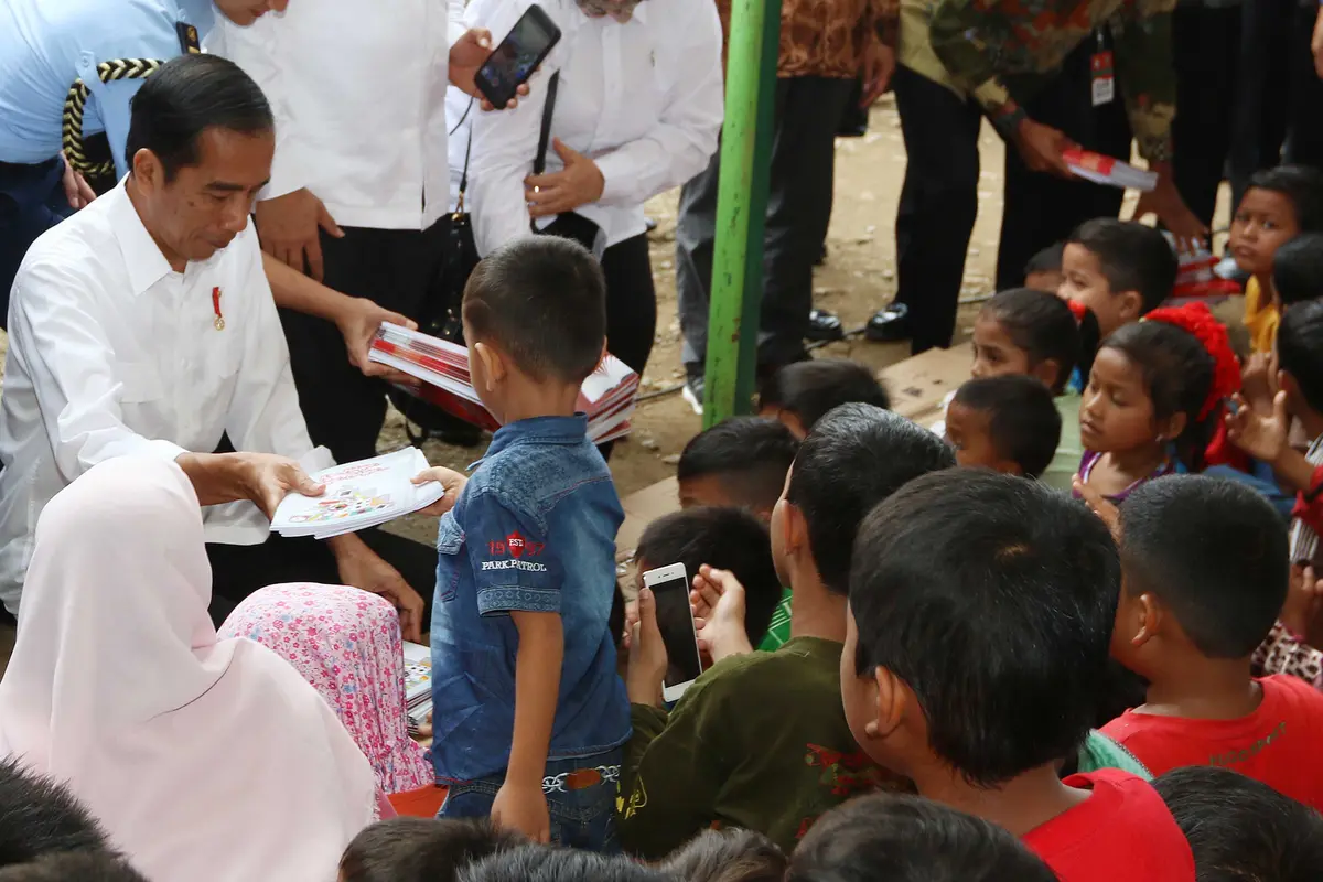 20161209-Kunjungi Pengungsi Gempa, Jokowi Bagi-Bagi Buku-Aceh