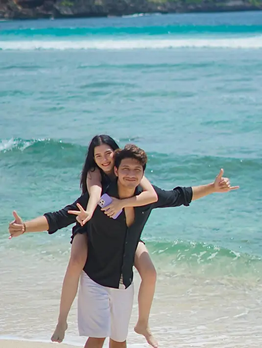 Dalam kehamilan pertamanya ini Aditya Zoni pun kerap menemani sang istri dalam memeriksakan kandungannya. Menjadi suami siaga, momen kehamilannya ini pun mendapat banyak ucapan selamat dan doa untuk kelancaran dan keselamatan buah hati. (Liputan6.com/IG/@yxsmine.ow)