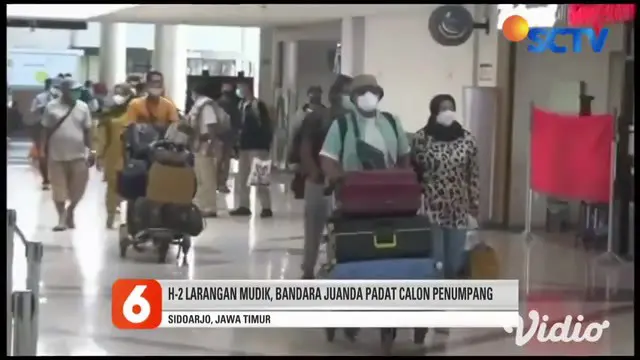 Jelang H-2 pemberlakuan larangan mudik, kepadatan penumpang mulai terlihat di Bandara Juanda Sidoarjo, Jawa Timur, sejak Selasa pagi (04/5). Sebagian besar para pemudik memilih mudik lebih awal.