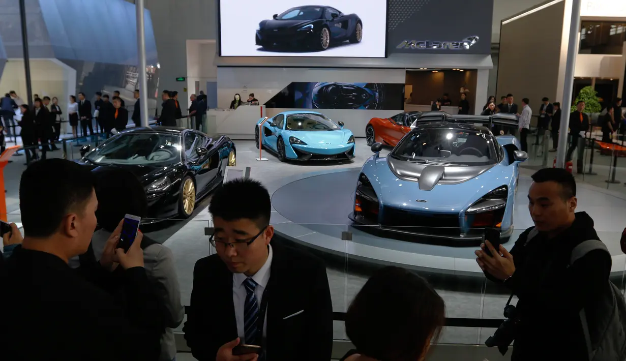 Pengunjung berkumpul di dekat stan pameran McLaren saat acara Auto China 2018 di Beijing (26/4). Pameran mobil dan teknologi ini digelar mulai 25 April sampai 4 Mei di Beijing, China. (AP Photo / Andy Wong)