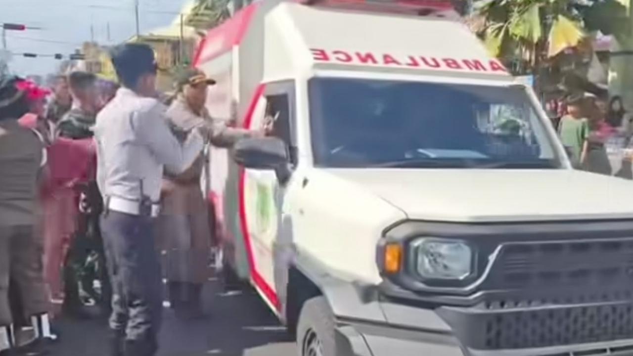 Ambulans RSUD Musiding senggol anak saat Karnaval 17-an. (tangkapan layar video media sosial).