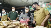 H-2 Idul Fitri, Bobby Nasution dan Kahiyang Tinjau Pasar Pastikan Kebutuhan Pokok Terkendali