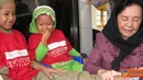 Citizen6, Surabaya: Dr. Hana Amalia Vandayani Ananda, Ketua YPK saat membasuh kaki salah satu anak Ponpes Annahidliyyah di Demak Barat Gang 1 Nomer 8, Surabaya. (Pengirim: Daniel Lukas Rorong).
