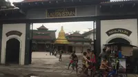 Kompleks Vihara Lalitavistara yang ditandai dengan gapura di depannya.