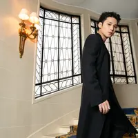 Mingyu Seventeen sukses mencuri perhatian saat menghadiri peragaan busana Dior Women&rsquo;s Autumn-Winter 2025/2026 Ready-to-Wear Collection di Paris Fashion Week. Intip penampilannya berikut ini! [Dok/Dior].