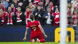 Pemain Liverpool, Darwin Nunez melakukan selebrasi setelah mencetak gol ketiga timnya ke gawang Burnley pada laga lanjutan Liga Inggris 2023/2024 di Anfield, Liverpool, Inggris, Sabtu (10/02/2024). (AP Photo/Jon Super)
