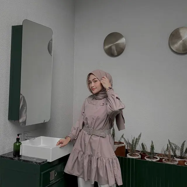 Disebut Mirip Mahalini Versi Hijab, Ini 6 Potret Hera Elvira Viral di TikTok