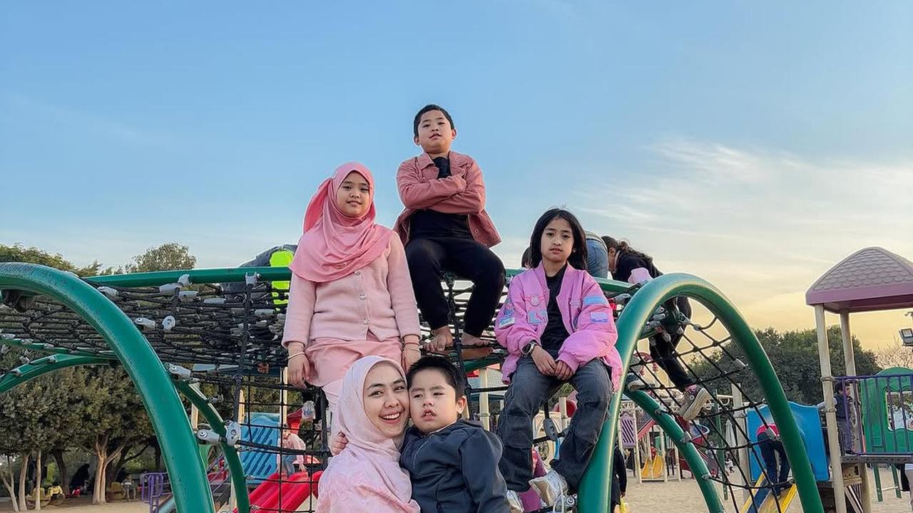 Potret Oki Setiana Dewi Ajak Anak-Anak Main di Taman Kota Kairo, Kompak Pakai Baju Pink