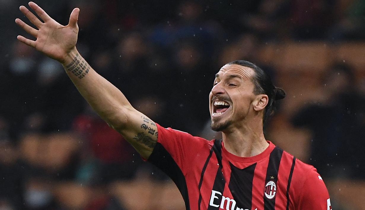 Zlatan Ibrahimovic. Di periode keduanya bersama AC Milan, striker Swedia ini datang pada Januari 2020 dari LA Galaxy. Tampil 18 laga di Liga Italia hingga akhir musim, ia mencetak 10 gol dan 6 assist. Musim 2021/2022 ini ia telah tampil 11 kali, mencetak 7 gol dan 2 assist. (AFP/Marco Bertorello)